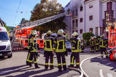 Stuttgart Ost: Wohnungsbrand sorgt fuer Grosseinsatz der Feuerwehr